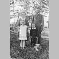 045-0055 Fam. Emmenthal Gustav u. Gertrude mit Tochter Irmgard und Sohn Fritzt.jpg